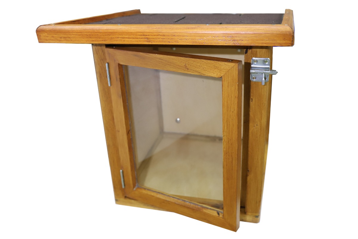 knižná búdka s prednými uzatvárateľnými dvierkami na ochranu kníh